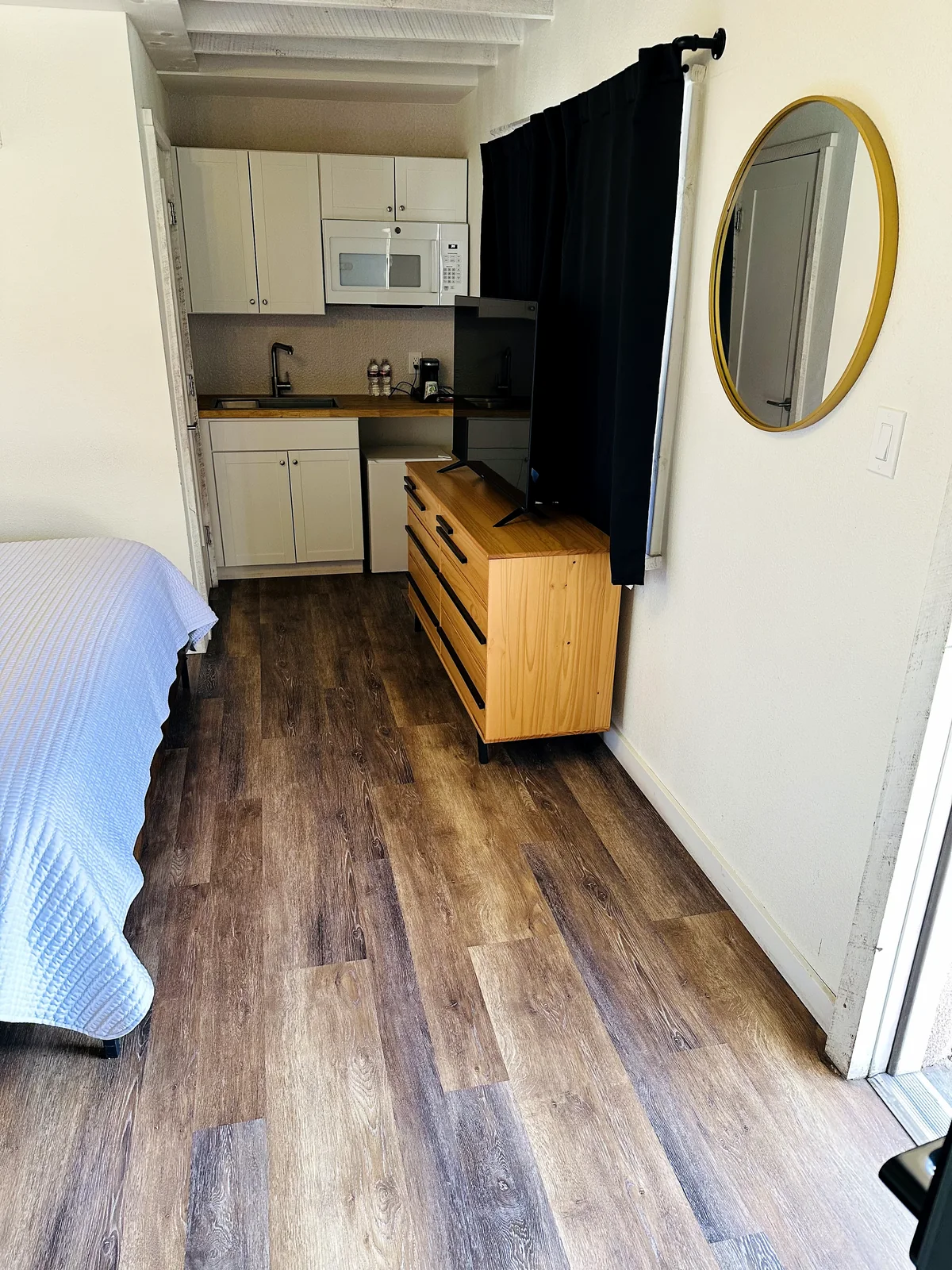 Kitchenette and room amenities